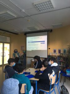 La Directora del Europe Direct Sevilla, MaryCruz Arcos, explicando a los alumnos el Pacto Verde Europeo